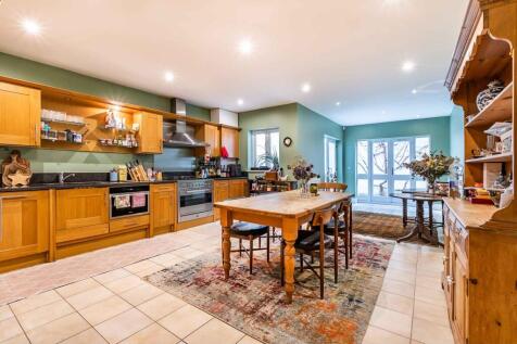 Family Kitchen / Reception Room