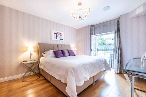 Principal Bedroom (with super king size bed)