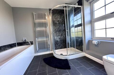 master ensuite.JPG