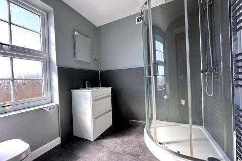 Family bathroom.JPG