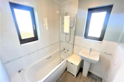 99 Pytchley Bathroom (1) .JPG