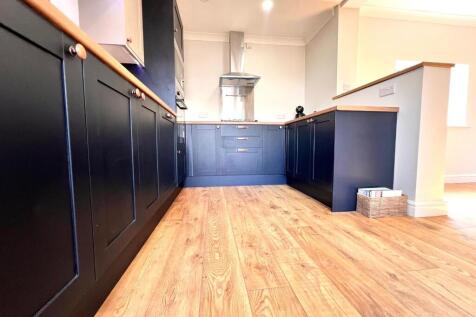 FITTED KITCHEN
