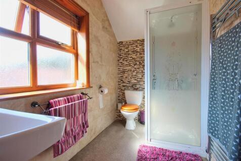EN-SUITE SHOWER ROOM