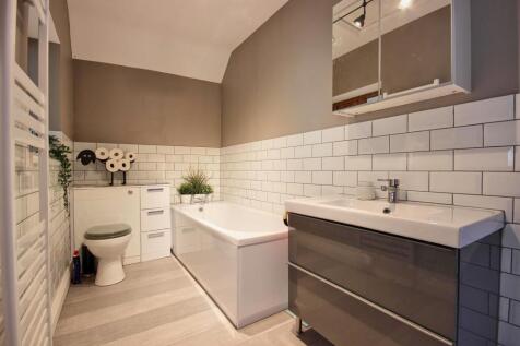 EN-SUITE BATHROOM/W.C.