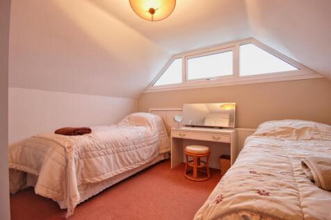 BEDROOM 2 (REAR)