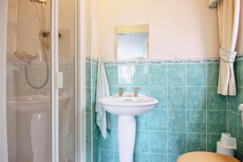 EN-SUITE SHOWER ROOM