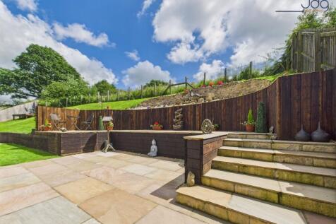 Extensive rear garden