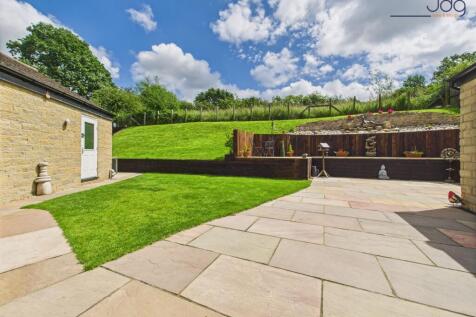 Extensive rear garden