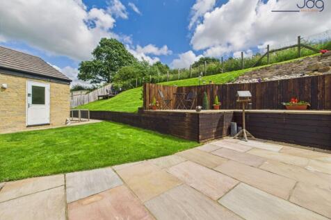 Extensive rear garden