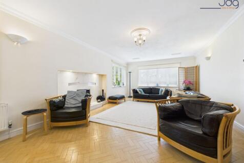 Impressive Size Lounge