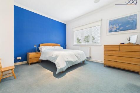 Double Bedroom with built in wardrobe and ensuite