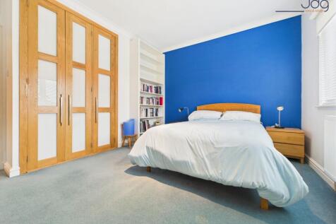 Double Bedroom with built in wardrobe and ensuite