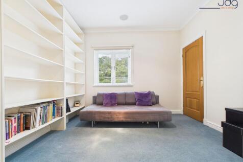 Double Bedroom with built in storage