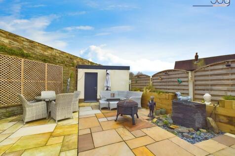 Patio seating with fountain