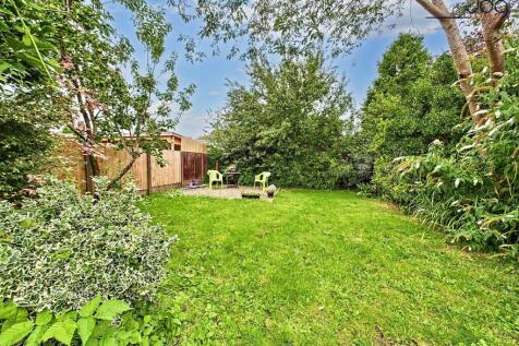 Spacious Garden with fruit trees