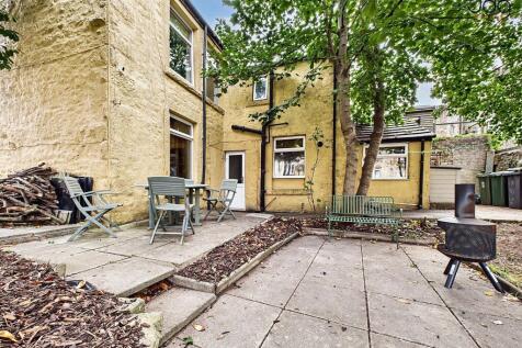 Spacious Garden with seating areas