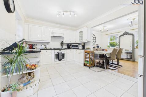 Kitchen &amp; Dining Area