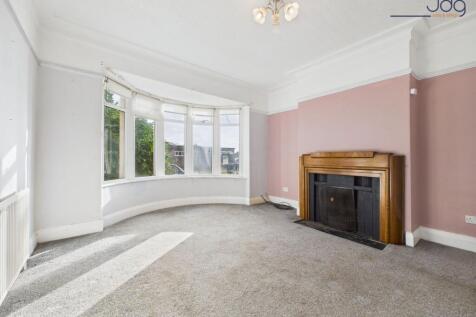 Spacious Lounge with bay window
