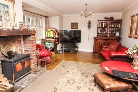 Spacious Lounge