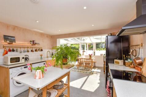 Kitchen/ Breakfast Area
