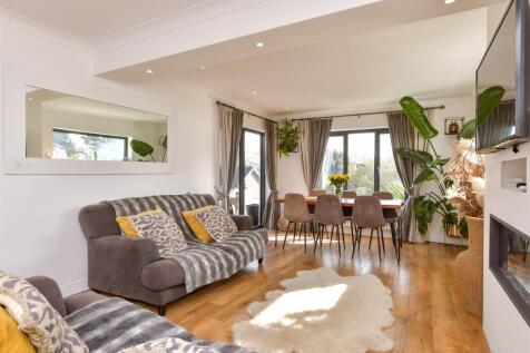 Lounge/ Dining Room