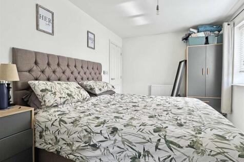 Master Bedroom b.jpg
