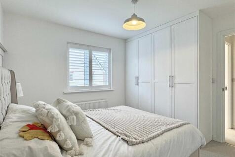 Master Bedroom b.jpg