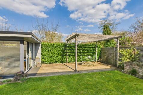 CAM02519G0-PR0244-STILL012