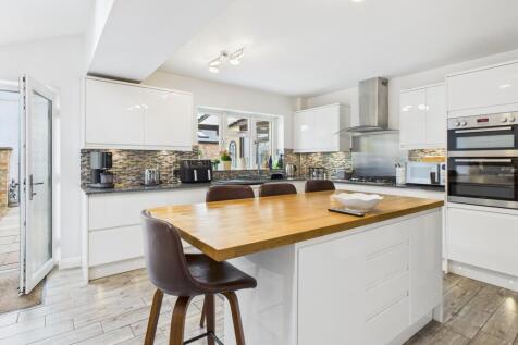 CAM02519G0-PR0325-STILL009