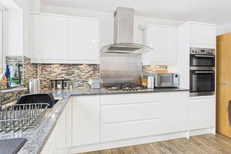 CAM02519G0-PR0325-STILL012