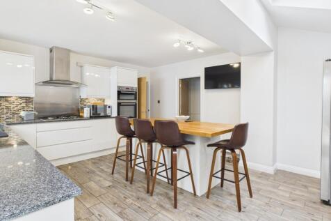 CAM02519G0-PR0325-STILL011