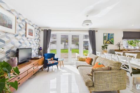 OPEN PLAN KITCHEN / DINING / DAY ROOM