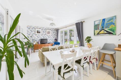 OPEN PLAN KITCHEN / DINING / DAY ROOM