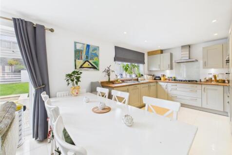 OPEN PLAN KITCHEN / DINING / DAY ROOM