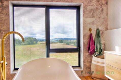 MAIN BEDROOM SUITE - ENSUITE