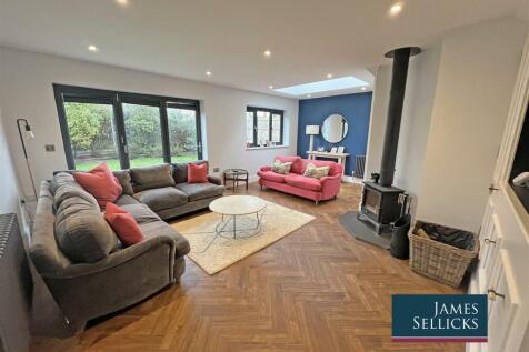 L shaped open plan sitting room