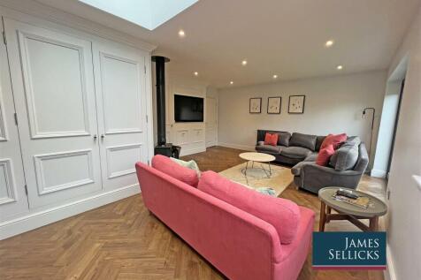 L shaped open plan sitting room