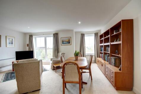 Open plan sitting/dining room