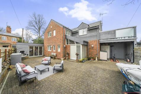 Courtyard entertaining terrace