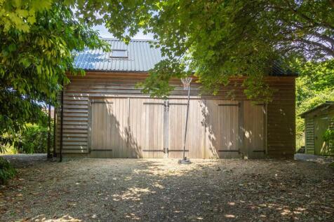 Garage / Barn