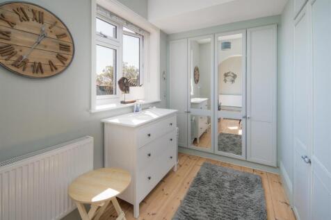 Dressing Area to Bedroom 2