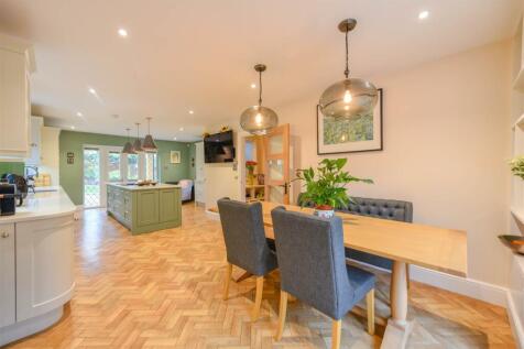 KITCHEN/BREAKFAST ROOM