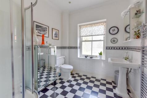 0033showerroom.jpg