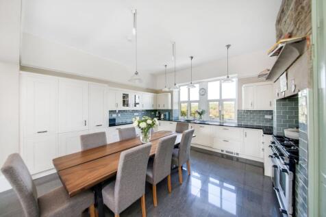 OPEN-PLAN DINING KITCHEN AND FAMILY ROOM