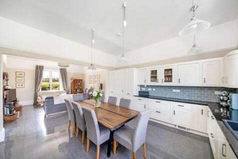 OPEN-PLAN DINING KITCHEN AND FAMILY ROOM