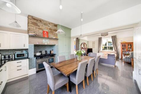 OPEN-PLAN DINING KITCHEN AND FAMILY ROOM