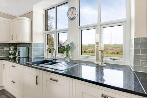OPEN-PLAN DINING KITCHEN AND FAMILY ROOM