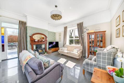 OPEN-PLAN DINING KITCHEN AND FAMILY ROOM