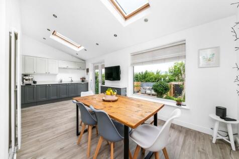 OPEN-PLAN DINING KITCHEN AND FAMILY ROOM