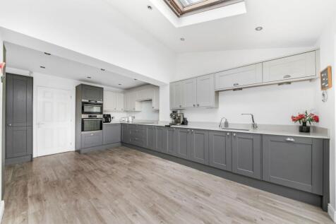 OPEN-PLAN DINING KITCHEN AND FAMILY ROOM